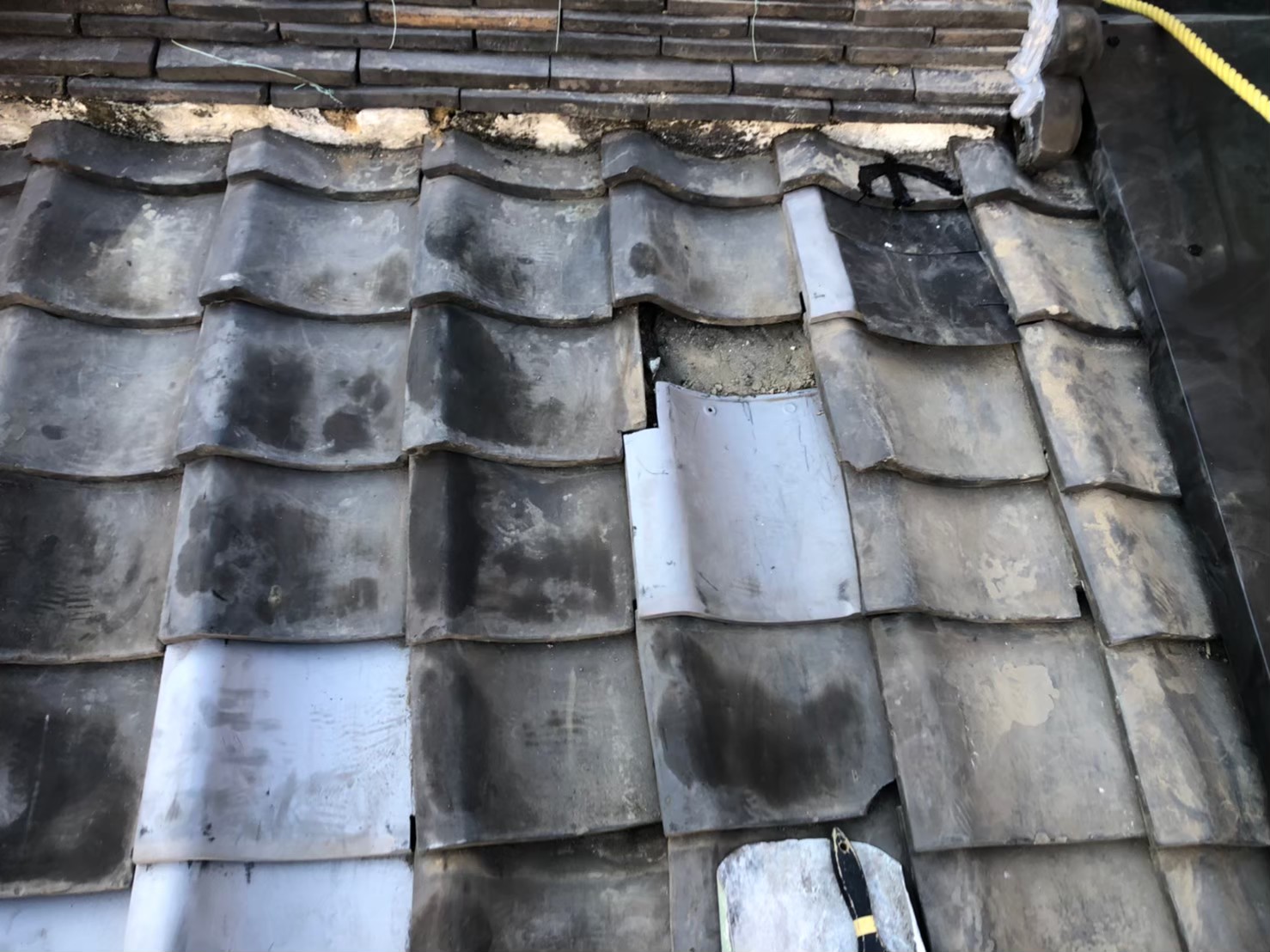 割れてしまった瓦の差し替え工事